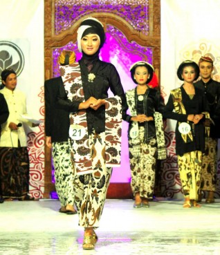 Para peserta Kethuk Kenang mengenakan adat Jawa. (Foto : Kethuk Kenang Pacitan/FP)