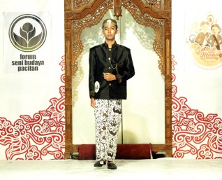 Para peserta Kethuk Kenang mengenakan adat Jawa. (Foto : Kethuk Kenang Pacitan/FP)Para peserta Kethuk Kenang mengenakan adat Jawa. (Foto : Kethuk Kenang Pacitan/FP)