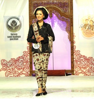 Para peserta Kethuk Kenang mengenakan adat Jawa. (Foto : Kethuk Kenang Pacitan/FP)