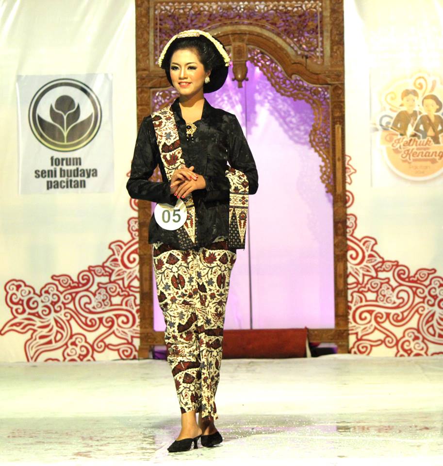 Para peserta Kethuk Kenang mengenakan adat Jawa. (Foto : Kethuk Kenang Pacitan/FP) Para peserta Kethuk Kenang mengenakan adat Jawa. (Foto : Kethuk Kenang Pacitan/FP)