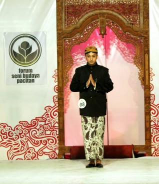 Para peserta Kethuk Kenang mengenakan adat Jawa. (Foto : Kethuk Kenang Pacitan/FP)