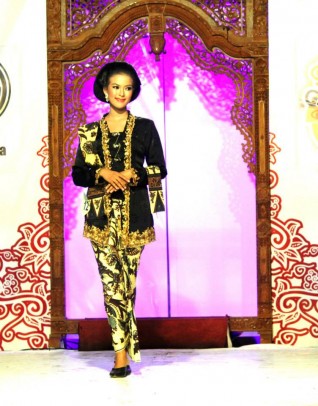Para peserta Kethuk Kenang mengenakan adat Jawa. (Foto : Kethuk Kenang Pacitan/FP)