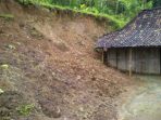 Longsor terjang rumah warga Kledung. (Foto : Nasrul Hidayat/WA)