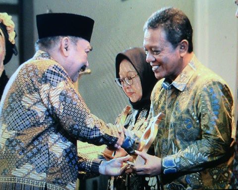 Bupati Indartato menerima Damandiri Award keempat kalinya, Kamis (15/1/2015) di Surakarta. (Foto : Arif Sasono/FB)