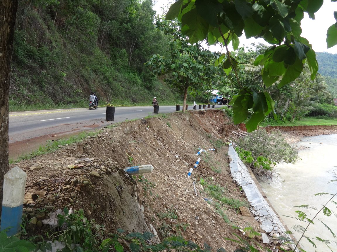 Abrasi. Pengikisan badan jalan di jalur Pacitan-Tegalombo, tepatnya di Kedungbendo mengkhawatirkan. (Foto : Shultan/Pacitanku)