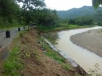 Badan Jalan Amblas akibat ablasi di Kedungbendo, Arjosari. (Foto : Dok.Pacitanku)