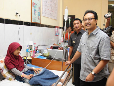 Wagub Jatim Syaifullah Yusuf menengok penderita DBD di Jombang. (Foto : Pemprov Jatim)