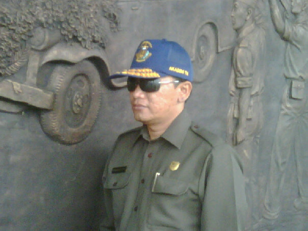 Cool. Ketua DPRD Kabupaten Pacitan, Ronny Wahyono saat berpose di monumen Jenderal Soedirman di Pakisbaru, Nawangan. (Foto : FB/ROnny Wahyono)