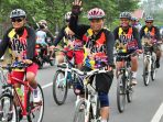 Sehat. Sekda Suko Wiyono saat bersepeda di JLS Pacitan. (Foto : Doc.Info Pacitan)