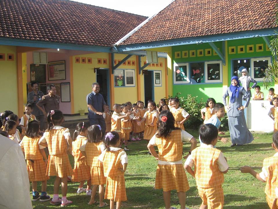 Ceria. Bupati Pacitan Indartato nampak antusias bermain dengan anak - anak TK Negeri Pembina Pringkuku, Rabu (7/1/2015). (Foto : Kirana Yuanita/FB)