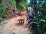 Kerja bakti warga Tegalombo membersihkan longsor