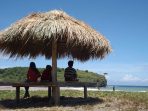 Wisatawan menikmati pemandangan Pantai Ngiroboyo. (Foto : Wildan)