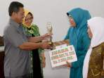 Penyerahan Juara Lomba KRPL di Pacitan. (Foto : SKPD Pacitan)