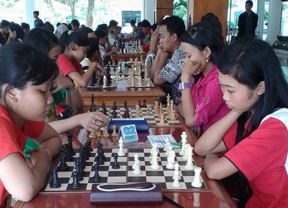 Para atlet catur Pacitan yang bertanding di Pendopo Kabupaten. (Foto : Gabungan Berita Koran/FB)