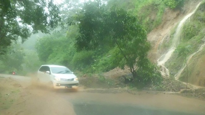 Kendaraan melintas di tempat longsor Pucangombo, Tegalombo. (Foto : Aliqfiya/Pacitanku.com)