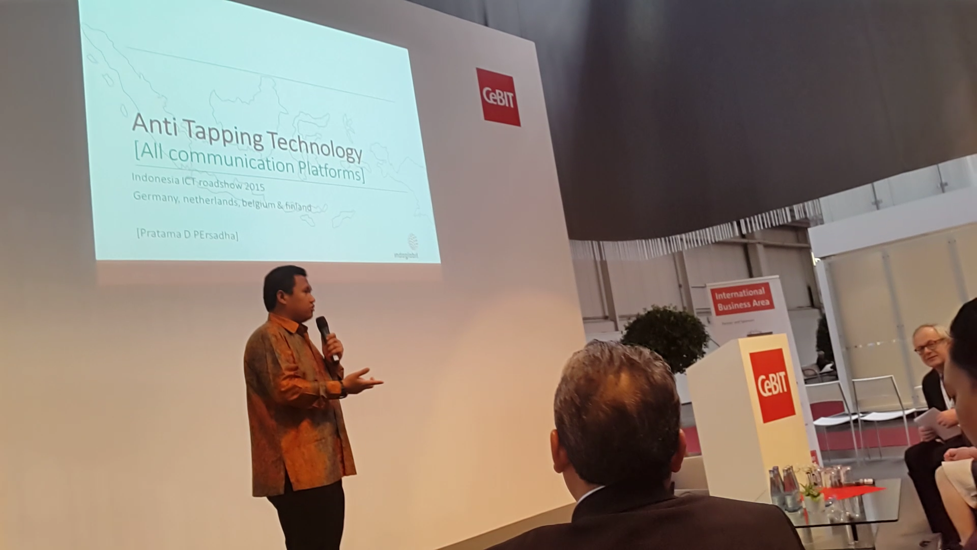 Pratama Persadha sedang memaparkan teknologi enkripsi terkini dalam International Bussiness Forum di arena pameran IT terbesar dunia CeBIT 2015, Hannover Jerman.