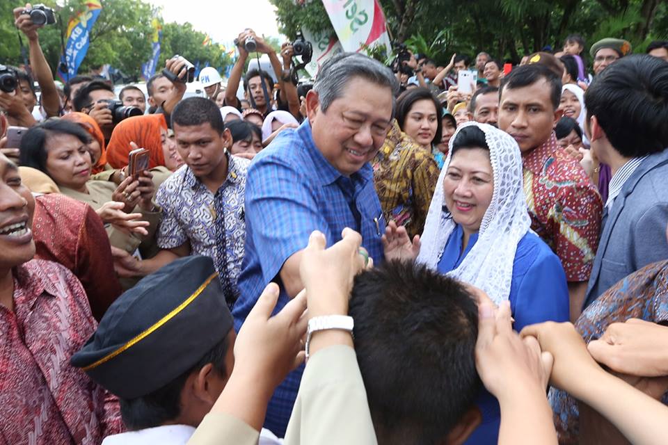 SBY bersalaman dengan warga. (Foto : Staff SBY)