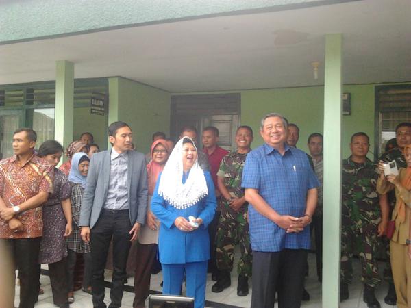 SBY saat berada di Makodim Pacitan, kemarin. (Foto : Rakhmad AM/FB)