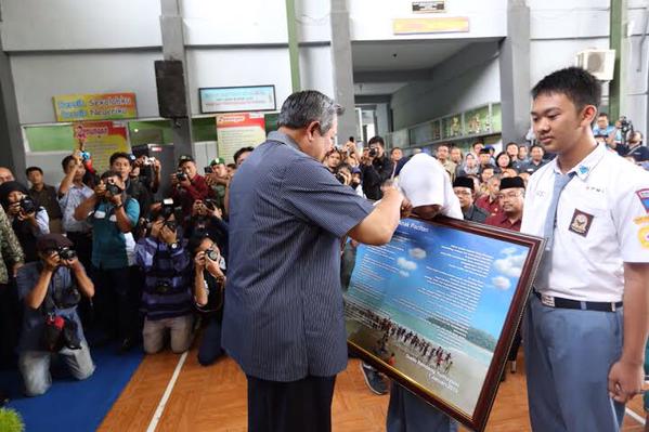 SBY saat berkunjung ke SMPN 1 Pacitan. (Foto : @SBYudhoyono)