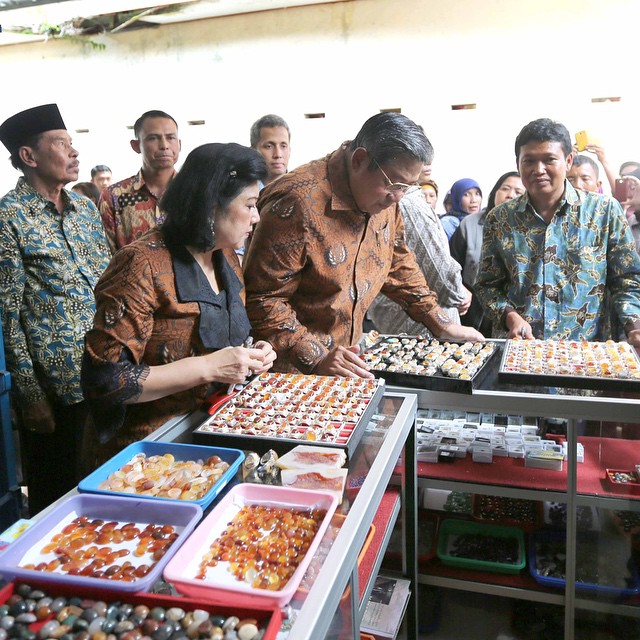 SBY dan Ani Yudhoyono sedang memilah batu akik di Wareng, Punung. (Foto : @Ani Yudhoyono)