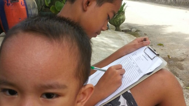 Anak SD di Pacitan melakukan pemantauan jentik nyamuk. (Foto : Ari P)