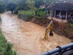 Ekskavator tenggelam di Sungai Purwosari. (Foto : M Ngusman/FB)