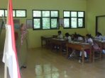 Guru di Pacitan sedang mengajar. (Foto : Dok.Pacitanku)