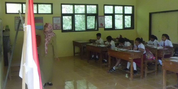 Guru di Pacitan sedang mengajar. (Foto : Dok.Pacitanku)