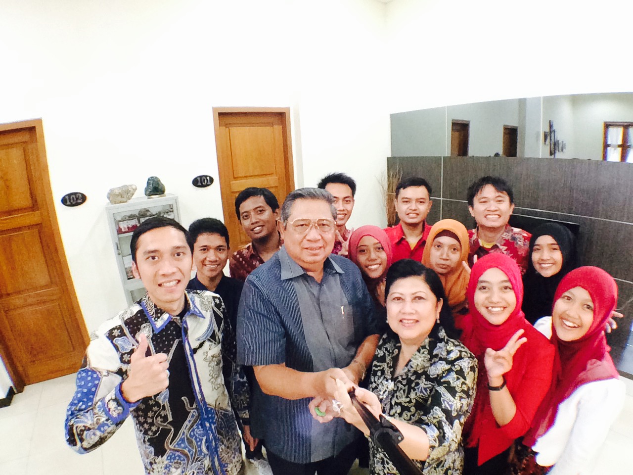 Selfie SBY, Ani Yudhoyono, Ibas bersama peserta Kopdar, Rabu (11/3/2015). (Foto : Anung Anindito/Pacitanku)