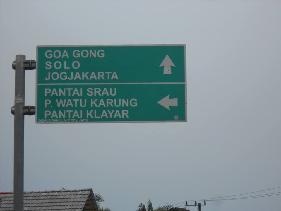 Papan penunjuk arah di Tugu Kuning, Dadapan. (Foto : Wahyu Ari Wibowo/FB)