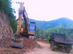 Kendaraan berat mulai melaksanakan proyek jalan waduk Tukul. (Foto : Budi Setiawan/FB)