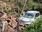 Sebuah mobil avanza terjebak longsor di Tegalombo. (Foto : Pusdatin BPBD Pacitan)