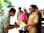 Bupati Indartato menyerahkan bantuan santunan korban bencana alam di tiga kecamatan. (Foto: SKPD Pemkab)