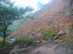 Longsor di Tegalombo menyebabkan mobil terjebak di antara longsoran. (Foto: Muhammad Fajar Bakhroni/Pacitanku)