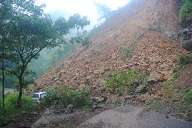 Longsor di Tegalombo menyebabkan mobil terjebak di antara longsoran. (Foto: Muhammad Fajar Bakhroni/Pacitanku)