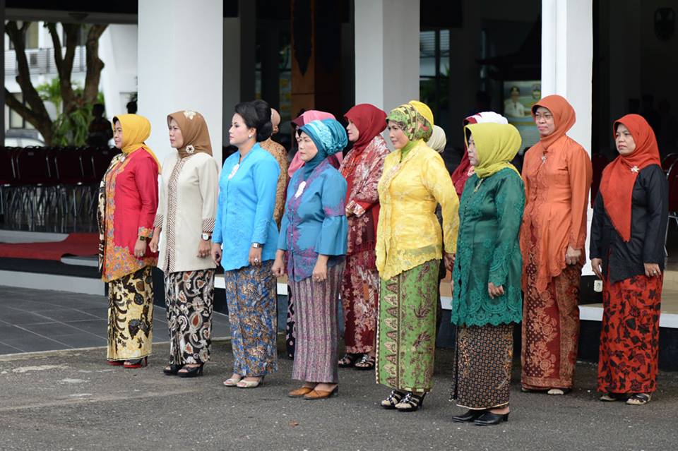 Para Kartini Pemkab Pacitan saat upacara peringatan hari Kartini, Selasa (21/4/2015)