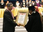 Rektor Universitas Moestopo menyerahkan penghargaan piagam Guru Bangsa kepada SBY. (Foto: Fanpage SBY)