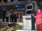 ATM Samsat Jatim yang mendapatkan penghargaan nasional bidang pelayanan publik. (Foto: VOA Indonesia)