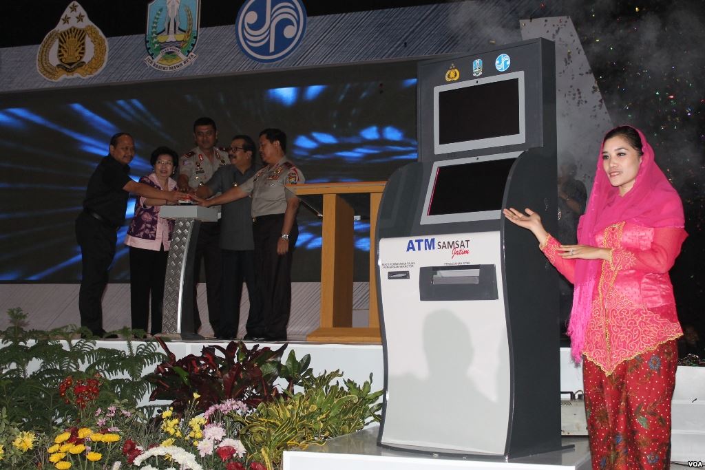 ATM Samsat Jatim yang mendapatkan penghargaan nasional bidang pelayanan publik. (Foto: VOA Indonesia)
