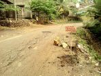 Jalan menuju ke Pantai Klayar, di Dusun Guworejo Desa Sendang Kecamatan Donorojo yang mengalami kerusakan. (Foto: Wildan NSH)