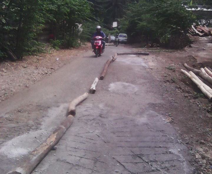 Jalur di Desa Bendo, Sendang, Donorojo yang ditambal warga setempat. (Foto : Eko Rias Prahmono)