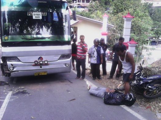 Kecelakaan di jalan obyek wisata Goa Gong, tadi siang. (Foto: Eko)