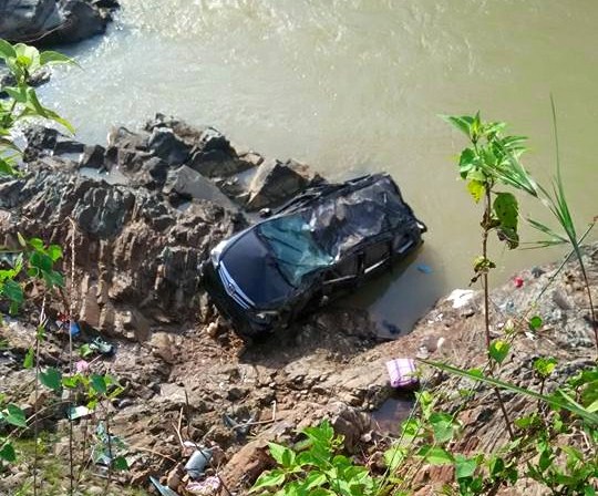 Mobil dari araj Mojokerto nyemplung di Sungai Grindulu. (Foto: Kalla SH)
