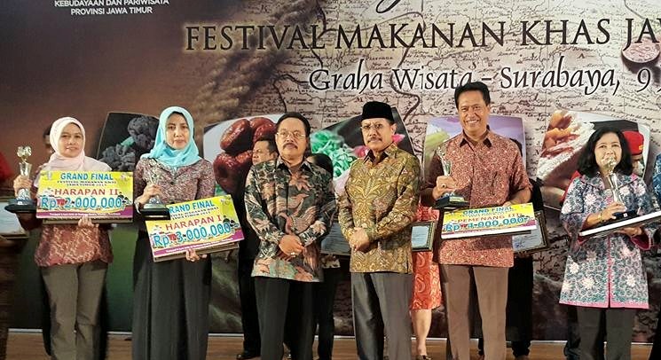 Kepala Disbudparpora Pacitan menerima piala Festival Makanan Khas Jatim 2015. (Foto : Fitri Nur Cahyani/FB)