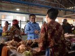 Bupati mengunjungi salah satu lapak pedagang daging ayam di pasar Minulyo. (Foto: Pekathik Kadipaten/FB)