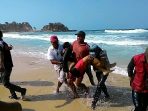 Tim SAR bersama warga menemukan korban tewas di Laut Klayar. (Foto: Wildan Nur Swi Harmoko)