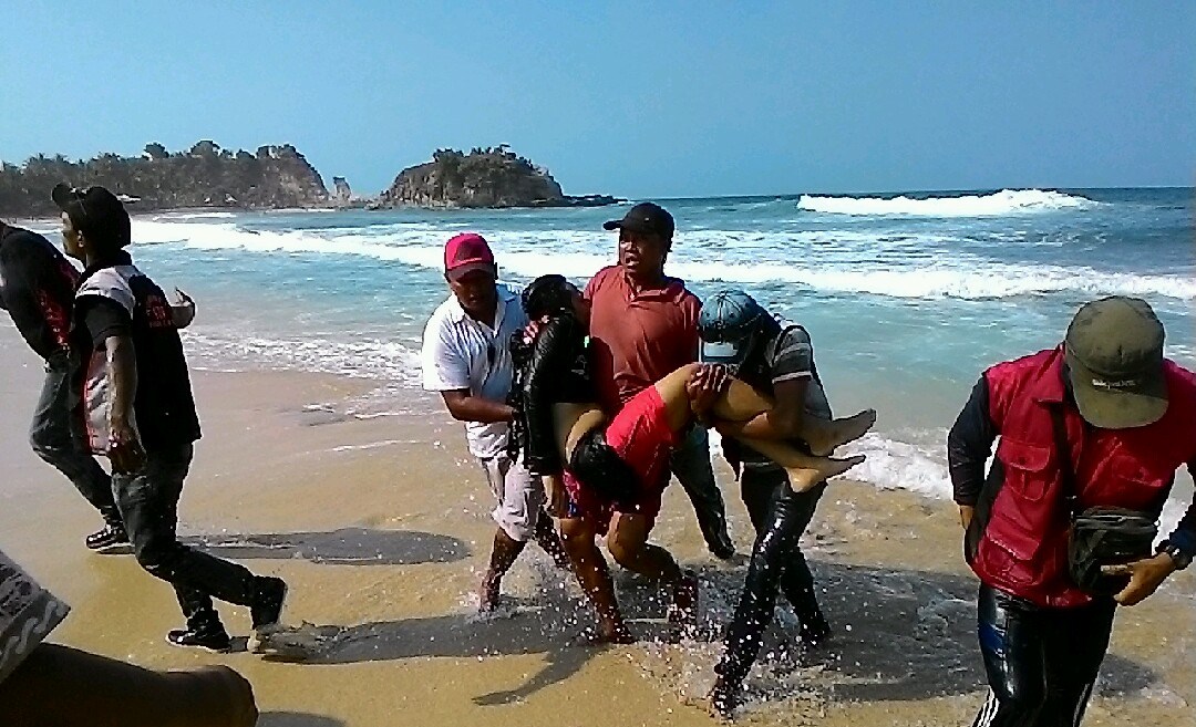 Tim SAR bersama warga menemukan korban tewas di Laut Klayar. (Foto: Wildan Nur Swi Harmoko)