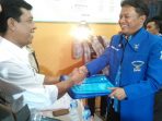 Ketua KPUD Pacitan Damhudi menerima berkas pendaftaran Indartato-Yudi. (Foto: KPU)