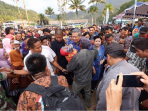 SBY dan IBu Ani disambut meriah warga Kebonagung saat menyaksikan lomba panjat pinang. (Foto: Ani Yudhoyono/Instagram)