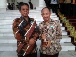 Bupati Pacitan Indartato bersama Humas ANdri Faliandra usai menerima penghargaan sebagai Kabupaten Layak Anak. (Foto: Trihariadi Hendra Purwaka/Doc Info Pacitan)